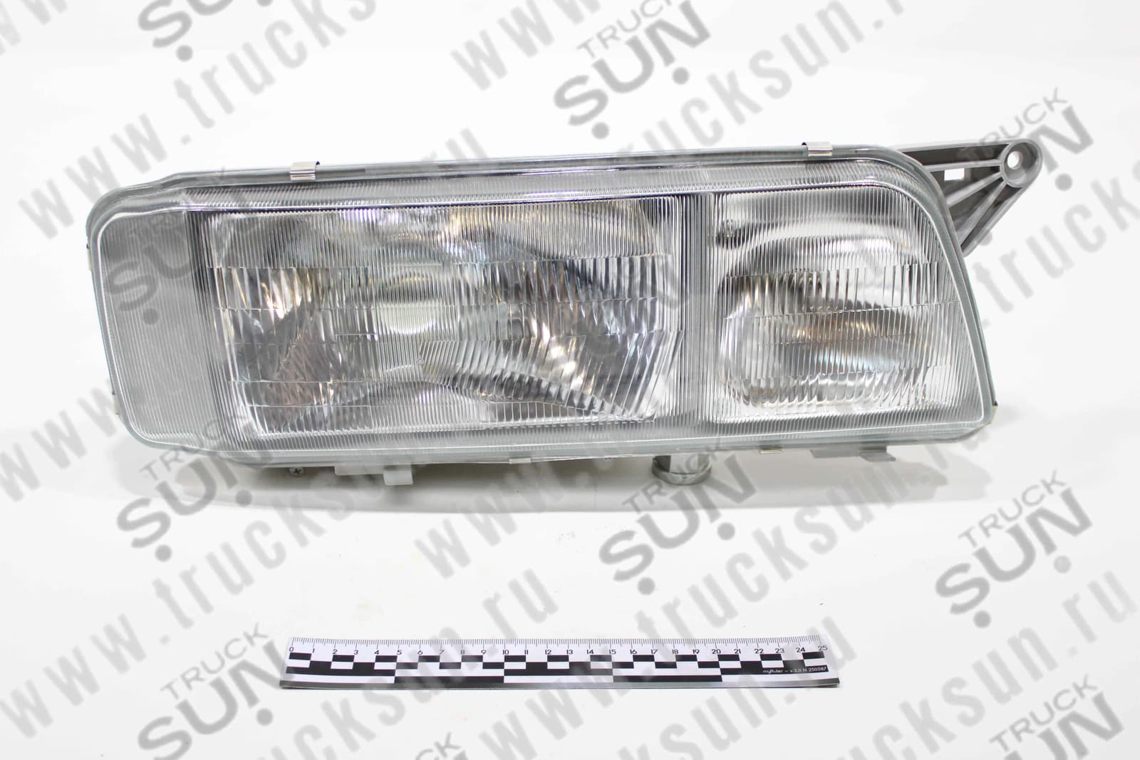 Фара RH ISUZU GIGA (1821103992,8976094170) в бампер с туманкой, изображение 1 из 3
