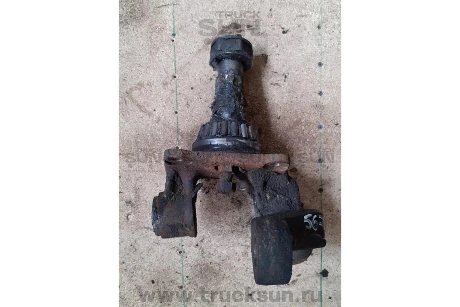Кулак поворотный RH HD120 D6GA (56735-55100) Б/У, изображение 2 из 3