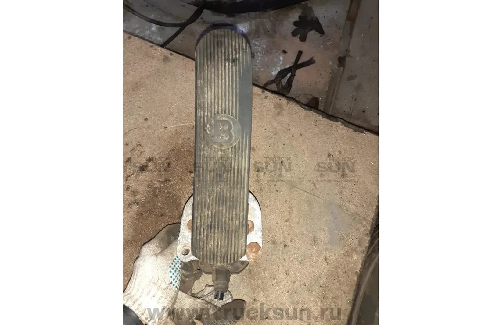 Педаль тормоза D6GA HD120 Б/У, изображение 2 из 3