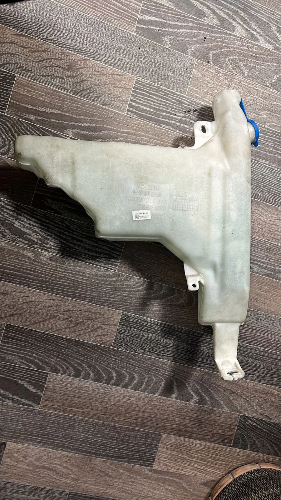 Бачок омывателя JAC N80/90/120 (5207010LE010) Б/У, изображение 1 из 2