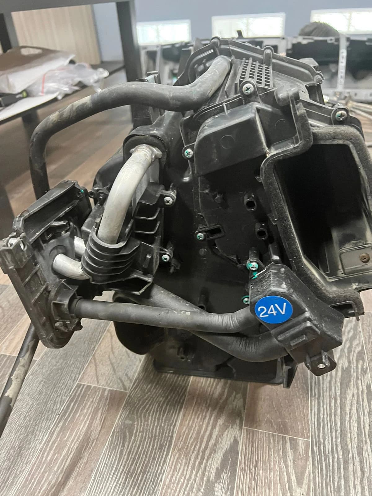 Отопитель в сборе JAC N75/80/90 (8100100LE010) с радиатором б/у, изображение 2 из 4