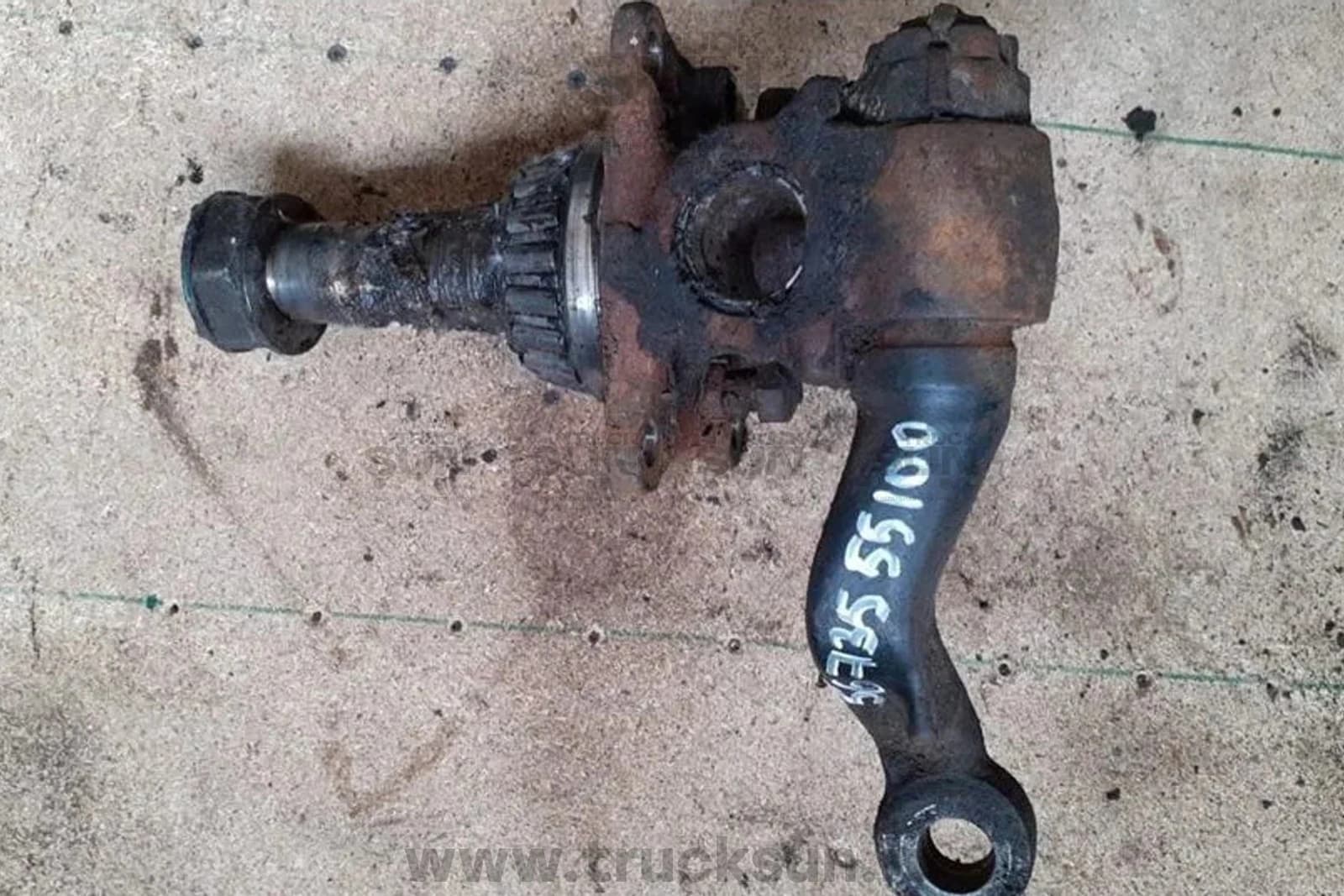 Кулак поворотный RH HD120 D6GA (56735-55100) Б/У, изображение 1 из 3